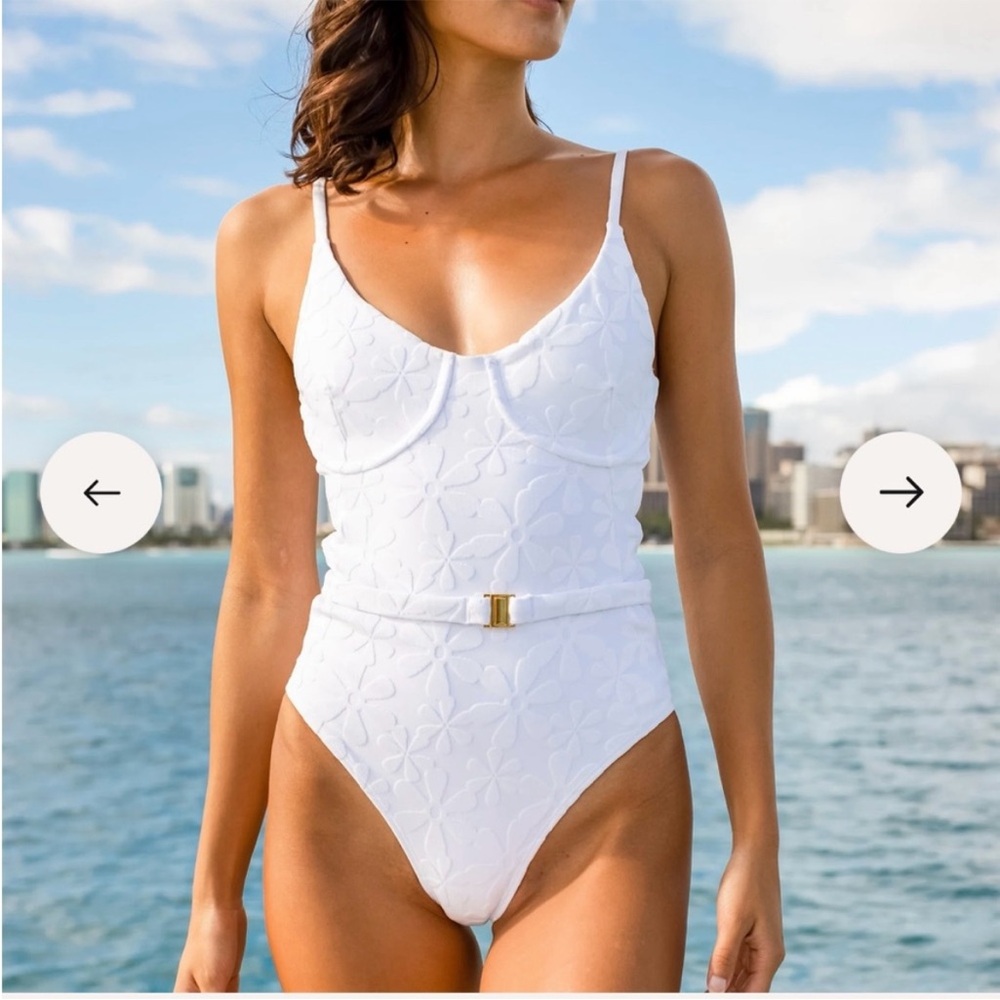 NWOT Kenny Flowers SANTORINI
WHITE FLORAL JACQUARD ONE PIECE Sz M